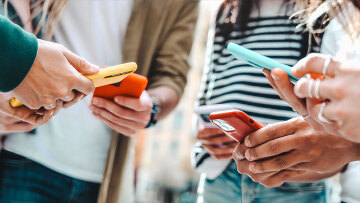 Έρχονται οι αποφάσεις για τον εθισμό ανηλίκων στα social media - «Κλειδί» το Kids Wallet