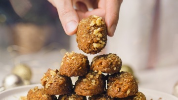 Η καλύτερη συνταγή για μελομακάρονα, δείτε τα υλικά και βήμα - βήμα πώς να φτιάξετε τα γλυκά