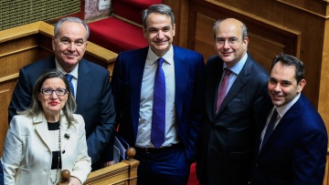 Προϋπολογισμός: Πέρασε με τις περισσότερες ψήφους της 5ετίας - Τα 258 υπέρ στις δαπάνες Άμυνας και ο Τσίπρας