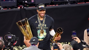 Γιάννης Αντετοκούνμπο: Ρεκόρ με το 4ο βραβείο ΜVP, «τα σημαντικά είναι μπροστά μας»