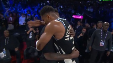 Γιάννης Αντετοκούνμπο: Ο χορός μετά την κατάκτηση του NBA Cup, η αγκαλιά στον Θανάση και η κίνηση για τον πατέρα του