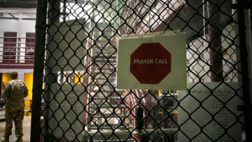 O Τραμπ εξετάζει το ενδεχόμενο να στέλνει τους μετανάστες στη φυλακή του Γκουαντάναμο