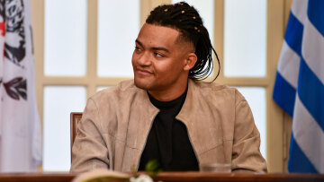 Εμμανουήλ Καραλής: Τα μπουζούκια με τον Τσιτσιπά, η αγάπη για Χατζή-Μαρινέλλα, το σόι στην Ουγκάντα και τα δάκρυα του πατέρα του