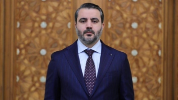 Το ενδυματολογικό μήνυμα του νέου ΥΠΕΞ της Συρίας - Με κοστούμι και γραβάτα, μακριά από το στιλ των τζιχαντιστών