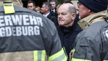 Τρομοκρατική επίθεση στη Γερμανία: Στο Μαγδεμβούργο ο Σολτς, άφησε λουλούδια στη μνήμη των θυμάτων