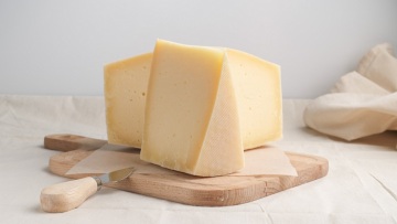Τα κίτρινα τυριά που πρωταγωνιστούν στα γιορτινά τραπέζια