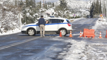 Με αντιολισθητικές αλυσίδες η κίνηση των οχημάτων από και προς τα χιονοδρομικά Ημαθίας και Ελατοχωρίου