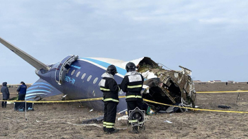 Καζακστάν: Σώθηκαν όσοι κάθονταν στην ουρά του αεροσκάφους - Σύγκρουση με πουλιά προκάλεσε την πτώση