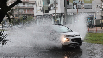 Αποκαταστάθηκε η κυκλοφορία στην Λεωφόρο Πάρνηθας - 111 κλήσεις δέχθηκε η Πυροσβεστική στην Αττική για την κακοκαιρία