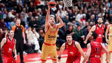 Αρμάνι-Ολυμπιακός 83-84: Θριαμβευτές στο θρίλερ του Μιλάνου οι «ερυθρόλευκοι»