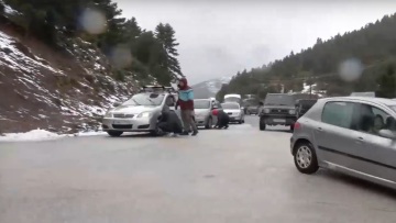 Κλειστό λόγω καιρού το χιονοδρομικό σε Παρνασσό - Πηγμένα τα Καλάβρυτα, δεν αφήνουν άλλο κόσμο να προσεγγίσει