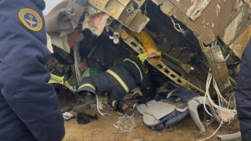 Καζακστάν: «Ακούσαμε έναν δυνατό κρότο» - Επιζών περιγράφει τις στιγμές πριν την πτώση του Embraer