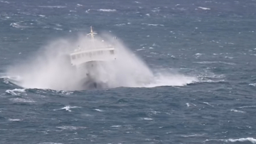 Ο Σκοπελίτης δίνει «μάχη» με τα κύματα έξω από τη Νάξο - Δείτε βίντεο