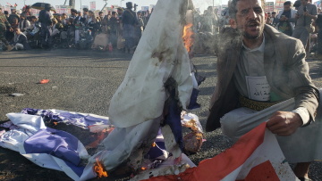 Υεμένη: Χιλιάδες άνθρωποι διαδήλωσαν κατά των ισραηλινών πληγμάτων - Έκαψαν σημαία του Ισραήλ