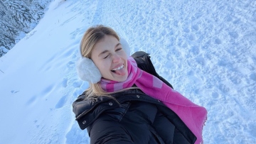 Κλέλια Ανδριολάτου: Χορεύει Santa Baby και κάνει βόλτα στα χιόνια - Δείτε βίντεο