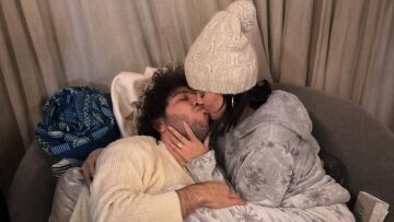 Σελένα Γκόμεζ: Το φιλί της με τον Μπένι Μπλάνκο και οι ευχές για τα Χριστούγεννα