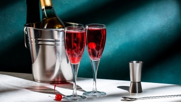 10 μοναδικά αφρώδη κοκτέιλ με σαμπάνια που θα αγαπήσετε