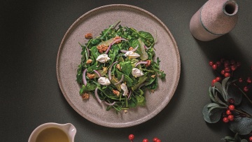 Ανάμεικτη σαλάτα με περγαμόντο και ξύγαλο Σητείας