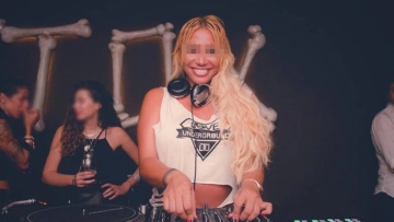 Καλύβια: Αύριο η απολογία της Αζέρας DJ που συνελήφθη για το πάρτι με ναρκωτικά σε πολυτελή βίλα