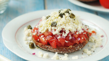 Κορυφαία σαλάτα του κόσμου ο ντάκος στο Taste Atlas - Πέντε ελληνικές στη λίστα με τις καλύτερες