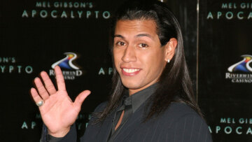 Ο ηθοποιός του Χόλιγουντ Ρούντι Γιάνγκμπλαντ κρατείται στο ΑΤ Κυψέλης - Απείλησε με μαχαίρι αστυνομικό