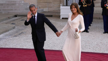 Οι οικογενειακές διακοπές του Σαρκοζί στις Σεϋχέλλες παρά το ηλεκτρονικό βραχιολάκι - Σάλος στη Γαλλία