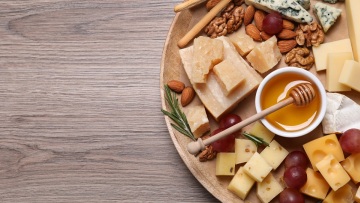 Τυρί και μέλι: Τι κρύβεται πίσω από τον πιο νόστιμο συνδυασμό και πώς να τον πετύχετε