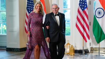 Μπομπ Μενέντεζ: Ζητά επιείκεια από τους δικαστές και τα ρίχνει στη σύζυγό του - «Με παραπλάνησε»