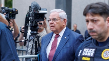 Μπομπ Μενέντεζ: 11 χρόνια φυλακή για τις δωροδοκίες - Ξέσπασε σε κλάματα στο δικαστήριο