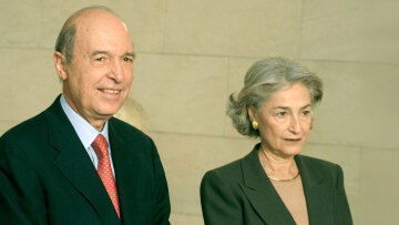 Κώστας Σημίτης: Η σχέση ζωής με τη Δάφνη - Η γνωριμία στο Λονδίνο, o γάμος και οι δύο κόρες τους