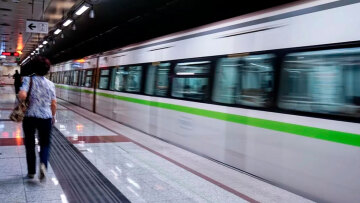 Μετρό Αθήνας: Νεκρός ο άντρας που έπεσε στις γραμμές του μετρό στον σταθμό «Εθνική Άμυνα»