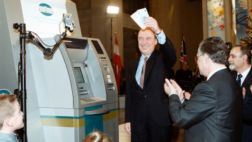 Κώστας Σημίτης: Η ομιλία για το ευρώ - «Μια νέα ιστορική εποχή για την Ελλάδα»