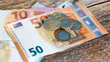 Γιατί οι Ελληνες επιμένουν να πληρώνουν με μετρητά