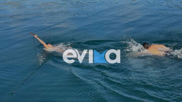 12χρονος μαθητής έπιασε τον σταυρό στην Εύβοια - Δείτε φωτογραφίες