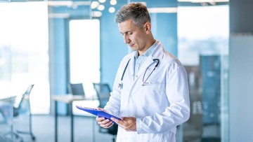 Υπουργείο Υγείας: Πώς θα καλύψει τις χιλιάδες ελλείψεις γιατρών έως το 2027 – Τα κίνητρα για τους νέους επιστήμονες