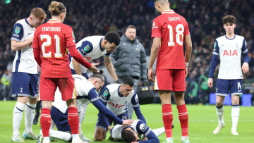 League Cup: Λαχτάρα με Μπεντανκούρ, σωριάστηκε στο έδαφος και έφυγε με φορείο - Δείτε βίντεο