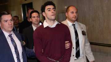 Φρενίτιδα για τον φονιά του ασφαλιστή στις ΗΠΑ, έγινε το σύμβολο του «μεγάλου θυμού» των Αμερικανών