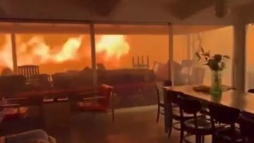 Φωτιά στο Λος Άντζελες: Η συγκλονιστική στιγμή που οι φλόγες τυλίγουν σπίτι