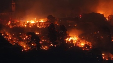 Φωτιές στο Λος Άντζελες: Απανθρακωμένος με ένα λάστιχο ποτίσματος στο χέρι εντοπίστηκε ένας από τους πέντε νεκρούς
