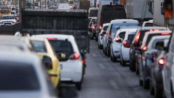 Κίνηση στους δρόμους: Πολύωρη ταλαιπωρία στους δρόμους από καραμπόλες, τροχαία και ομίχλη - Καθυστερήσεις σε αρκετά τμήματα της Αττικής Οδού