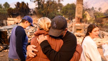 Φωτιές στο Λος Άντζελες: «Τουλάχιστον μια εβδομάδα» πρέπει να περιμένουν για να γυρίσουν σπίτια τους όσοι εγκατέλειψαν