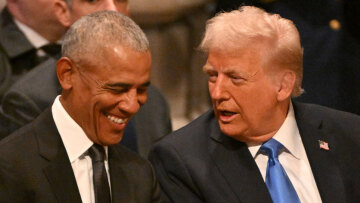 O Τραμπ σχολιάζει τη viral σκηνή με τον Ομπάμα στην κηδεία του Κάρτερ - Τι αποκαλύπτει ειδικός που «διάβασε» τα χείλη τους