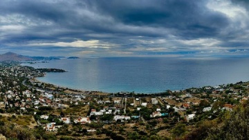 Αθηναϊκή Ριβιέρα: Πόλος έλξης για ξένους αγοραστές - Γιατί την προτιμούν από τη Γαλλική, την Ισπανική και την Ιταλική, πού κυμαίνονται οι τιμές