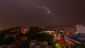 Χτύπησε και την Αθήνα η κακοκαιρία – Ισχυρή βροχόπτωση στα βόρεια προάστια και το κέντρο, πώς κινείται το μέτωπο