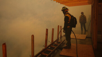 Σε ετοιμότητα ο αμερικανικός στρατός για την κατάσβεση των μεγάλων πυρκαγιών στο Λος Άντζελες