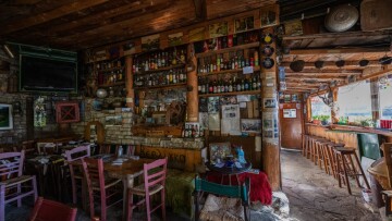 Μέσα στο καφενείο του Χρήστου στην Πίνδο, όπου χτυπά η καρδιά της ελληνικής υπαίθρου