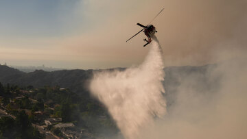 Φωτιά στο Λος Άντζελες: Εξαπλώνεται ξανά σε κατοικημένες περιοχές, απειλείται η κοιλάδα του Σαν Φερνάντο 