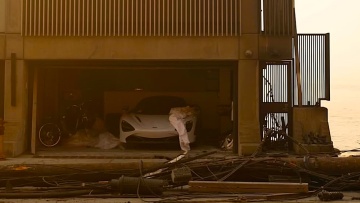 Συγκλονιστικές εικόνες: Στη στάχτη... εκατομμύρια δολάρια