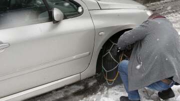 Με αντιολισθητικές αλυσίδες η κυκλοφορία στην παλιά εθνική Αθηνών-Θηβών λόγω χιονόπτωσης