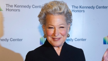 Μπέτι Μίντλερ: Ανέβασε ένα βίντεο μιας οικογένειας να τραγουδάει πάνω από τα καμένα απομεινάρια του σπιτιού της 